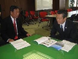 ＡＪ吉田会長（左）と馬淵大臣
